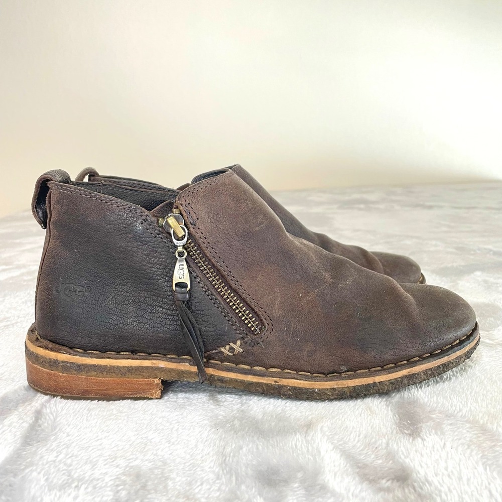 UGG Brown Leather Ankle Boots Womens Sz 8 Booties Flat Minimalist Zip Boho